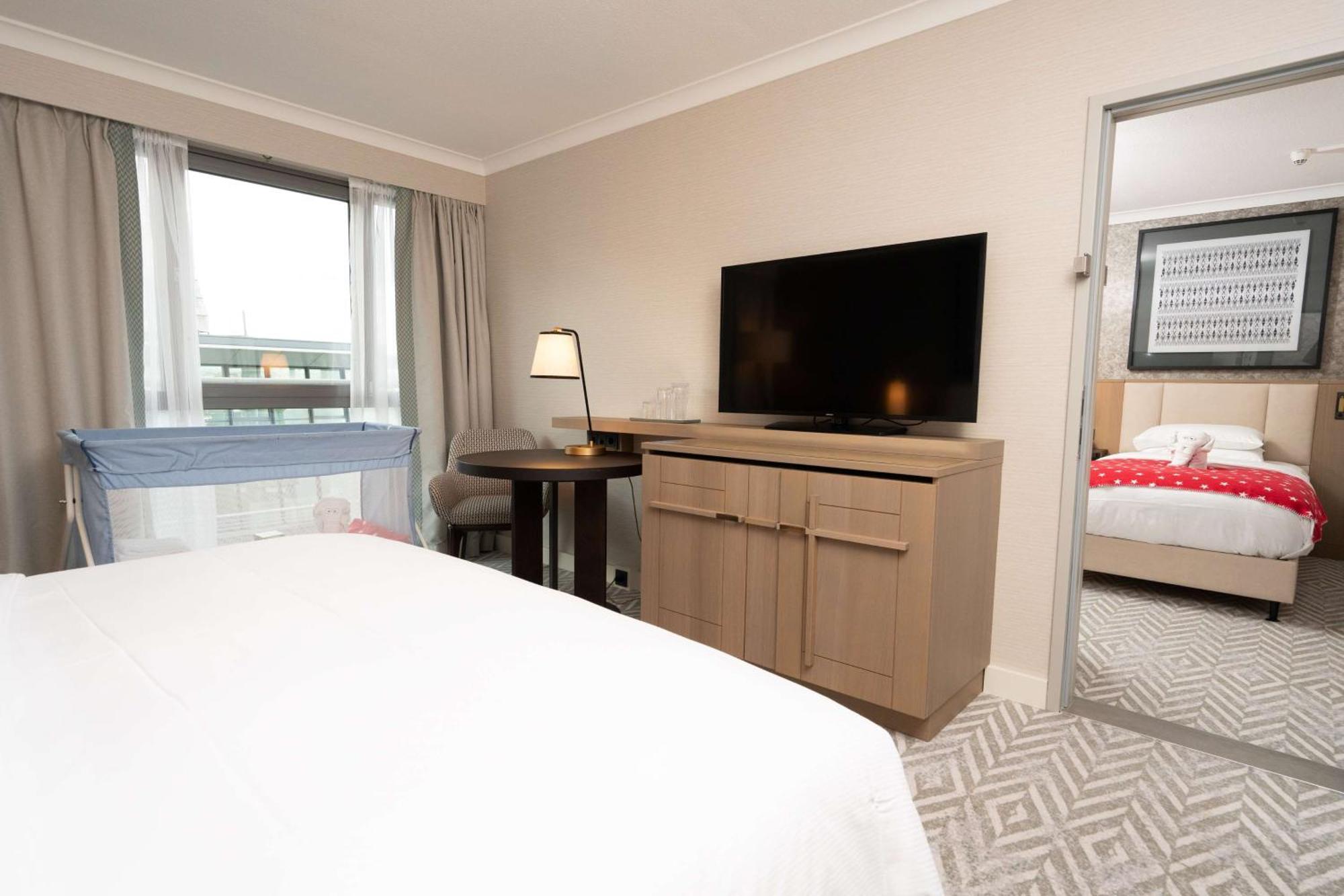Hilton Vienna Park Hotel Exterior photo A suite at the Hilton Boston Back Bay