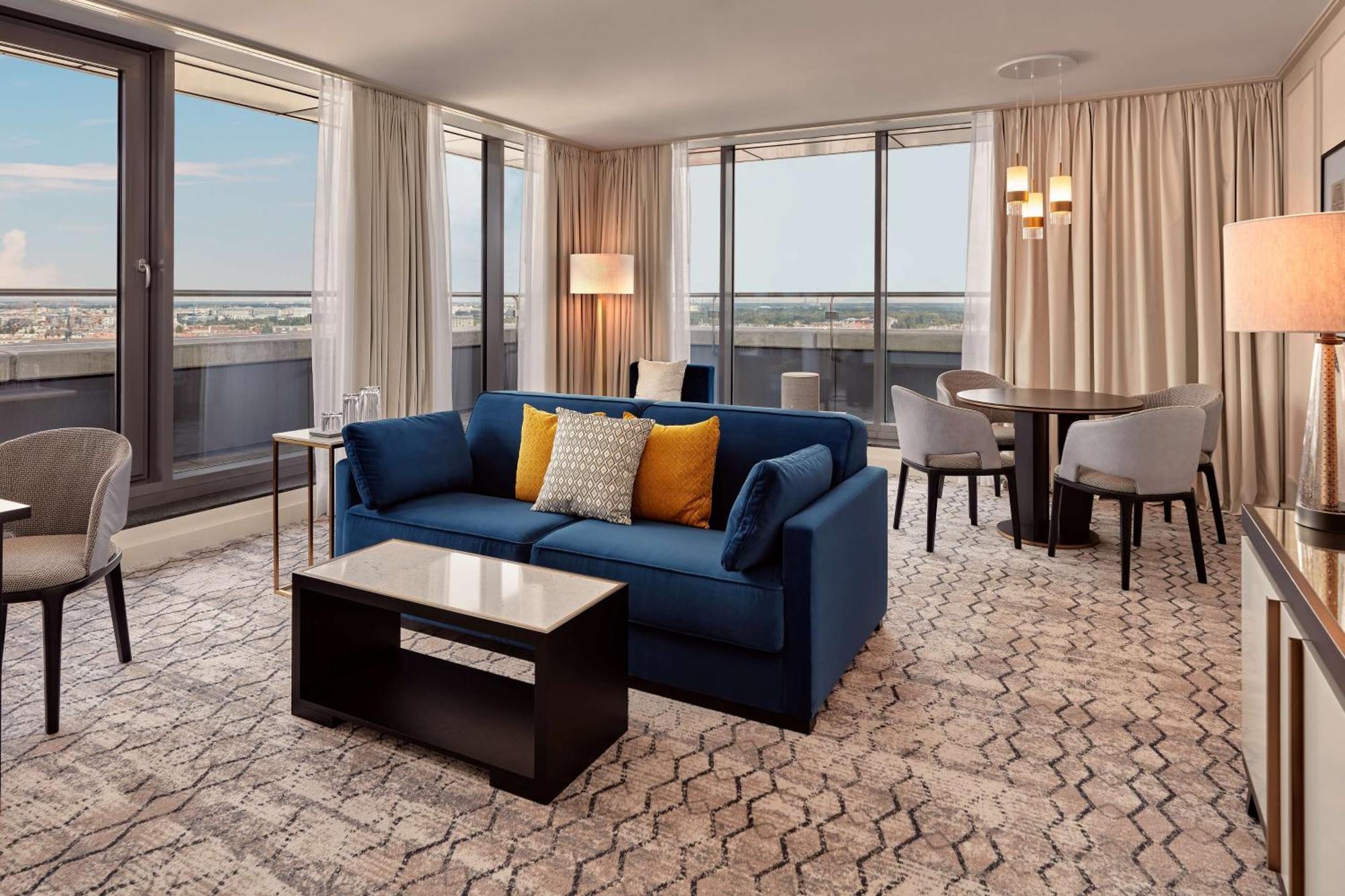 Hilton Vienna Park Hotel Exterior photo A suite at the Hilton Chicago